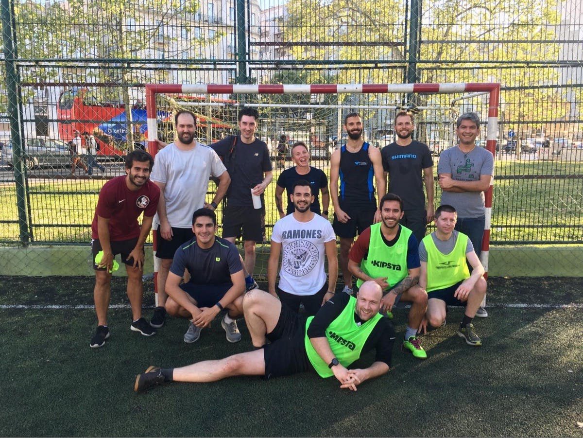 Segítsd a cserkészfocit (vagy focit, attól függően!) játékosok egy barátságos mérkőzés után Lisszabonban, Portugáliában