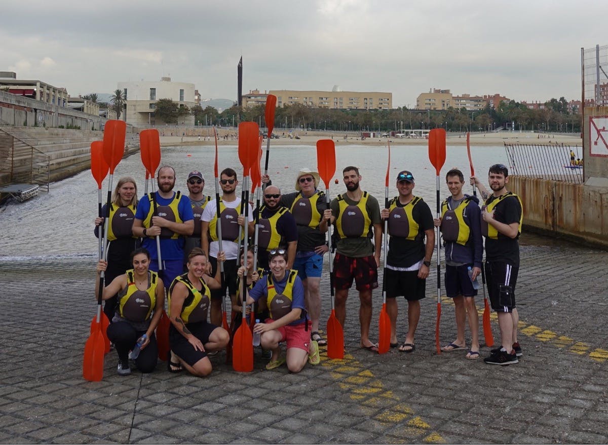 Un equipaggio di kayakers da mare con le loro pagaie durante il ritiro di Help Scout del 2017 a Barcellona, Spagna