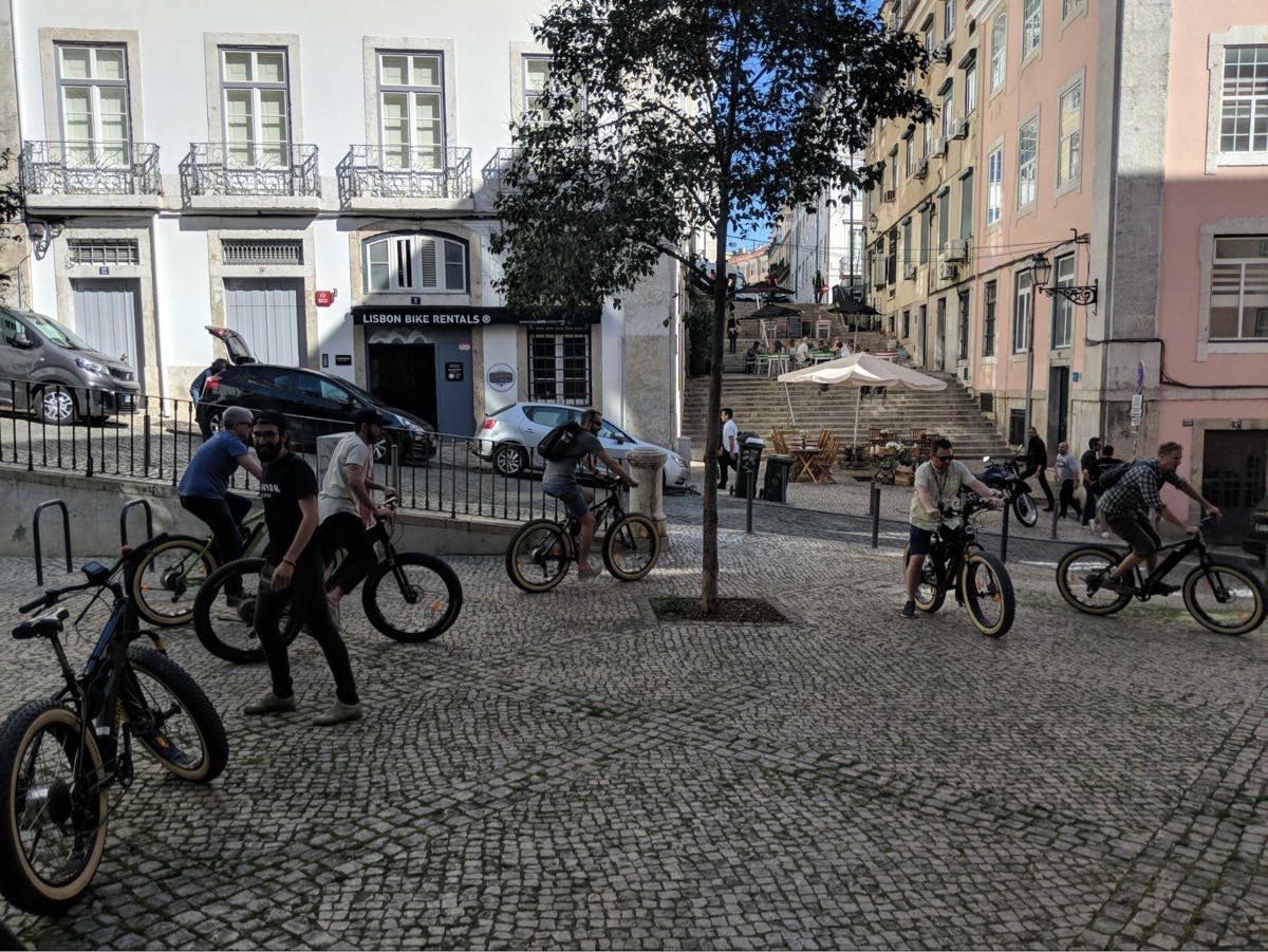 Einige Pfadfinder brechen zu einer Fahrradtour durch Lissabon, Portugal, auf.