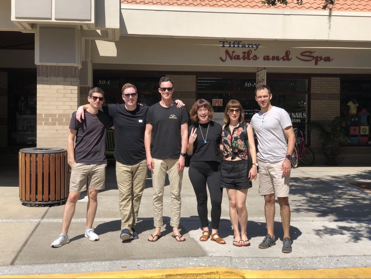 A tervezőcsapat a 2018-as őszi elvonulás során a Hilton Headben (SC) a manikűrözés mellett kötődött össze.