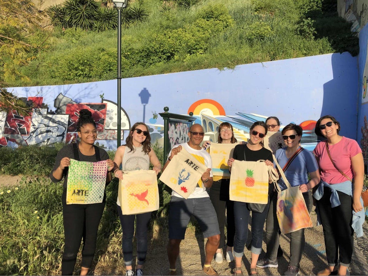 Egy cserkészcsoport egy városi sétán